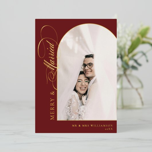 Merry & Married Elegant Script Rode Boog Foto Folie Feestdagenkaart (Staand Voorkant)
