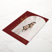 Merry & Married Elegant Script Rode Boog Foto Folie Feestdagenkaart (Gedraaid)