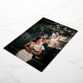 Merry & Married Elegante Script Foto Folie Kerstka Folie Feestdagenkaart (Gedraaid)