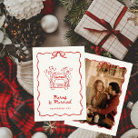 Merry & Married Hand-getekende Rode Foto Kerstmis Feestdagenkaart<br><div class="desc">Vier je eerste vakantieseizoen als een getrouwd stel met deze prachtige geïnspireerde "Merry & Married" kerstkaart, ontworpen om de magie van zowel kerst als pasgetrouwde gelukzaligheid vast te leggen. Met de hand geïllustreerd met elegante details, deze feestelijke rode kaart is voorzien van een vrolijke kerstboom omlijst in een golvende, klassieke...</div>