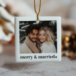 Merry & Married Heart Foto Keramisch Ornament<br><div class="desc">Dit ornament is ontworpen voor jonggehuwden die hun eerste getrouwde kerst vieren en moderne eenvoud combineren met seizoenscharme. Het bevat een foto die je kunt uploaden om je favoriete moment samen te laten zien. De uitdrukking "vrolijk en getrouwd" in een gewaagd typografisch ontwerp gaat gepaard met een delicaat hart ernaast....</div>