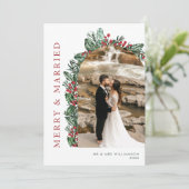 Merry & Married Holly & Berries Arch Foto Feestdagenkaart (Staand voorkant)
