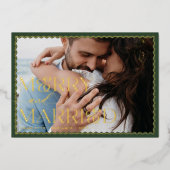 Merry & Married Modern Minimal Wavy Trouwfoto Folie Feestdagenkaart (Voorkant)