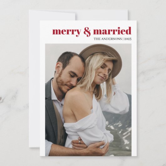 Merry & Married Modern Rood Schattige Foto Kerstmi Feestdagenkaart (Voorkant)