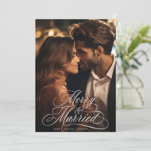 Merry & Married Newly Weds Eerste Kerstfoto Feestdagenkaart (Staand voorkant)