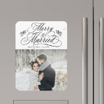 Merry & Married Newly Weds Eerste Kerstfoto Magneet<br><div class="desc">Elegante en romantische swirly kalligrafie belettering met pinecone twijgen en een foto. Voor meer geavanceerde aanpassing van dit ontwerp,  klikt u op de BLUE DESIGN TOOL BUTTON hierboven!</div>