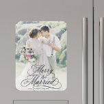 Merry & Married Newly Weds Eerste Kerstfoto Magneet<br><div class="desc">Elegante en romantische swirly kalligrafie belettering met een foto. Voor meer geavanceerde aanpassing van dit ontwerp,  klikt u op de BLUE DESIGN TOOL BUTTON hierboven!</div>