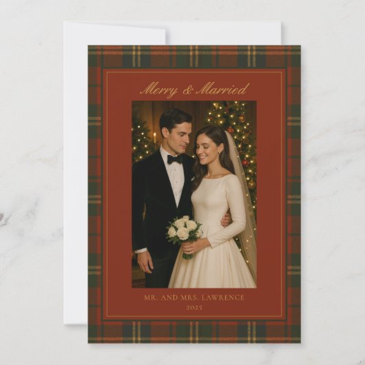 Merry & Married Newlywed Plaid Christmas Photo Feestdagenkaart (Voorkant)