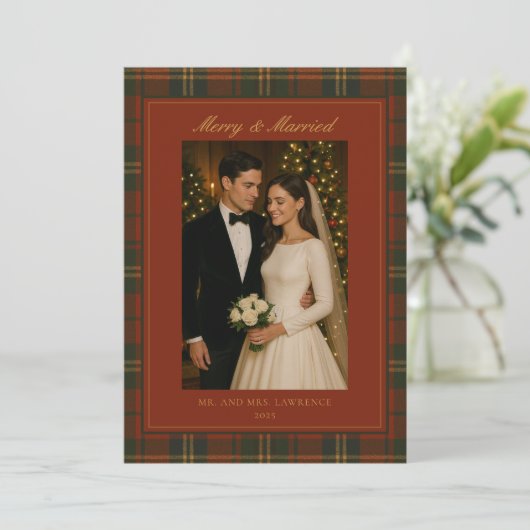 Merry & Married Newlywed Plaid Christmas Photo Feestdagenkaart (Staand voorkant)