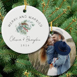 Merry & Married Onze eerste kerstfoto Keramisch Ornament<br><div class="desc">Herdenk uw eerste vakantieseizoen samen met het "Merry & Married Our First Christmas" foto keramisch ornament. Ontworpen voor jonggehuwden, deze gepersonaliseerde souvenir is voorzien van uw gekoesterde foto omlijst door een minimalistisch ontwerp en warme seizoensgebonden accenten. Ideaal voor koppels van alle soorten, het vangt de essentie van uw liefde en...</div>