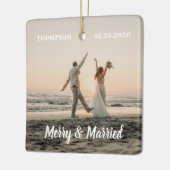 Merry & Married Pas getrouwd Paar Foto Kerst Keramisch Ornament (Links)
