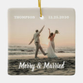 Merry & Married Pas getrouwd Paar Foto Kerst Keramisch Ornament (Voorkant)