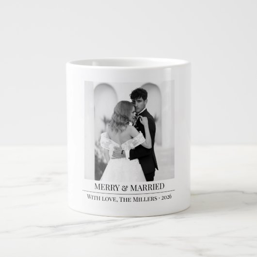Merry & Married - Personalized Newlywed Christmas Grote Koffiekop (Voorkant)
