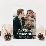 Merry & Married Photo Overlay Text Retro Feestdagenkaart<br><div class="desc">Retro en minimalistisch op vakantie verticale 2-fotokaart (1 horizontaal en 1 vierkant) voor de nieuwsleden die samen hun eerste Kerstmis vieren als man en vrouw met een tekst met sterren die "Vergroting & Gehuwd" staat. De tekst wordt geplaatst bovenop uw foto.</div>