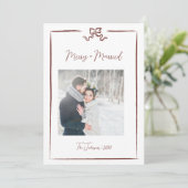 Merry & Married Red Hand-Drawn Bow Pas getrouwd Feestdagenkaart (Staand voorkant)