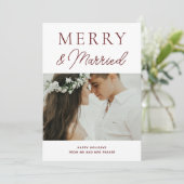 Merry Married Red Script Moderne Foto Kerstmis Feestdagenkaart (Staand voorkant)