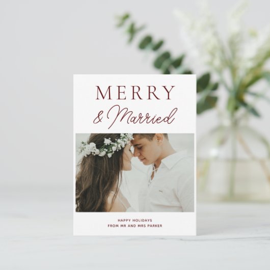 Merry Married Red Script Moderne Foto Kerstmis Feestdagenkaart (Staand voorkant)