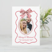 Merry Married Red Wavy Lijst Bow Foto Kerst Feestdagenkaart (Staand voorkant)