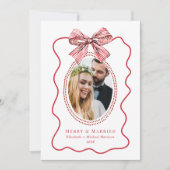 Merry Married Red Wavy Lijst Bow Foto Kerst Feestdagenkaart (Voorkant)