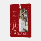 Merry & Married Script Modern Verloving Foto Metalen Ornament (Voorkant links)