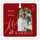Merry & Married Script Modern Verloving Foto Metalen Ornament (Voorkant)