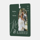 Merry & Married Script Modern Verloving Foto Metalen Ornament (Voorkant links)