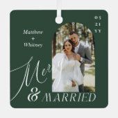 Merry & Married Script Modern Verloving Foto Metalen Ornament (Voorkant)