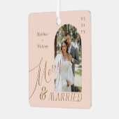Merry & Married Script Modern Verloving Foto Metalen Ornament (Voorkant links)