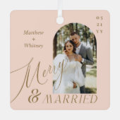 Merry & Married Script Modern Verloving Foto Metalen Ornament (Voorkant)
