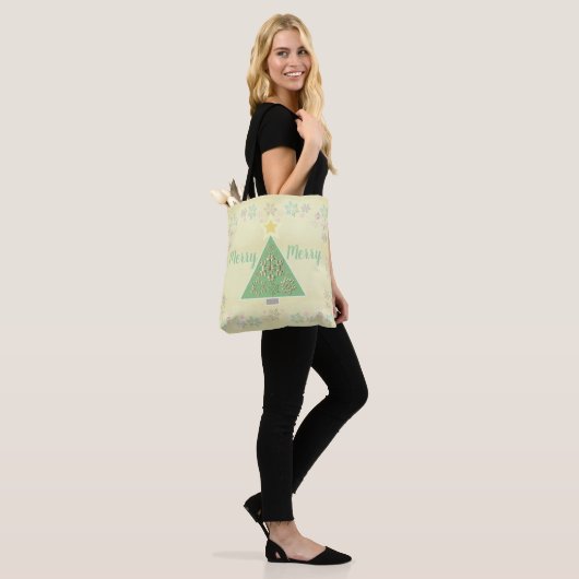 "Merry Merry" kerstboom en sneeuwvlokken Tote Bag (Op model)