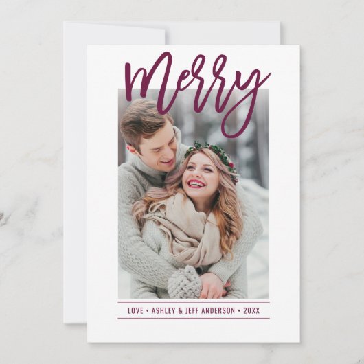Merry Modern Burgundy Script Pas getrouwd Foto Feestdagenkaart (Voorkant)