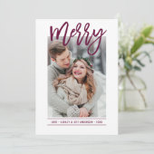 Merry Modern Burgundy Script Pas getrouwd Foto Feestdagenkaart (Staand voorkant)