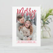 Merry Modern Red Script Pas getrouwd Foto Feestdagenkaart (Staand voorkant)