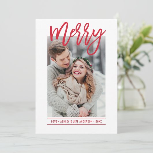 Merry Modern Red Script Pas getrouwd Foto Feestdagenkaart (Staand voorkant)