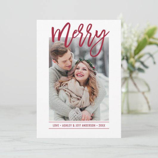 Merry Modern Ruby Red Script Pas getrouwd Foto Feestdagenkaart (Staand voorkant)