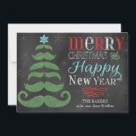 Merry Mustache Chalkboard kerstkaart<br><div class="desc">Merry mustaches maken een zoete, bizarre kerstboom en trendy, kleurrijke, chic, krijtbordtypografie stuurt een speciale vakantieboodschap om dit een unieke platte kerstkaart te maken die dit vakantieseizoen naar familie en vrienden stuurt. Pas dit wenskaart eenvoudig aan door de gegeven sjablonen te gebruiken om uw namen toe te voegen. Vergeet ook...</div>