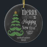 Merry Mustache Chalkboard kerstversiering Keramisch Ornament<br><div class="desc">Mustache-liefhebbers zullen helemaal geërgerd zijn om dit bord en de snor te zien ontwerpen voor kerstfeestdagen. Een collectie snorren vormen een gespierde kerstboom van groen, met zachte sneeuwvlokken op de achtergrond. De kartonnen typografie geeft deze seizoensgewijze versiering een extra punch. Bewaar het voor uzelf of geef het als cadeau. U...</div>