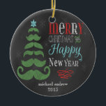 Merry Mustache Chalkboard kerstversiering Keramisch Ornament<br><div class="desc">Mustache-liefhebbers zullen helemaal geërgerd zijn om dit bord en de snor te zien ontwerpen voor kerstfeestdagen. Een collectie snorren vormen een gespierde kerstboom van groen, met zachte sneeuwvlokken op de achtergrond. De kartonnen typografie geeft deze seizoensgewijze versiering een extra punch. Bewaar het voor uzelf of geef het als cadeau. U...</div>