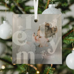 MERRY Overlay Typografie' Foto Kerstmis Glas Ornament<br><div class="desc">Versier uw huis dit vakantieseizoen met deze moderne kerstfoto Glass Christmas Keepsake Ornament. Het ontwerp bevat de tekst MERRY in een transparante typografie,  die een foto van uw keuze bedekt. Voeg gewoon familienaam en altviool toe!</div>