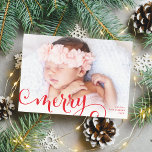 MERRY PHOTO familie leuke kalligrafie overlay rood Feestdagenkaart<br><div class="desc">door kat massard >>> WWW.SIMPLYSWEETPAPERIE.COM <<<< Een eenvoudig kaartontwerp met de letters "MERRY" in het rood op uw foto. Maximale oppervlakte om uw prachtige familie ook weer te geven met een volledig lijst horizontale foto</div>