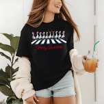 Merry Quackers Kerst Eend Grappig Feestelijk Tri-Blend Shirt<br><div class="desc">Het Merry Quackers Christmas Duck Funny Festive Holiday Tri-Blend Shirt is voorzien van een feestelijke eend die de weg oversteekt met hertengeweien,  kerstmutsen en sjaals met de tekst "Merry Quackers" in de moderne scripttypografie. Perfect voor kerstcadeaus,  kerstfeesten en vakantiefeesten,  verjaardagen en meer. Creëer door Evco Studio www.zazzle.com/store/evcostudio</div>