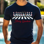 Merry Quackers Kerst Eend Grappig Feestelijk Tri-Blend Shirt<br><div class="desc">Het Merry Quackers Christmas Duck Funny Festive Holiday Tri-Blend Shirt is voorzien van een feestelijke eend die de weg oversteekt met hertengeweien,  kerstmutsen en sjaals met de tekst "Merry Quackers" in de moderne scripttypografie. Perfect voor kerstcadeaus,  kerstfeesten en vakantiefeesten,  verjaardagen en meer. Creëer door Evco Studio www.zazzle.com/store/evcostudio</div>