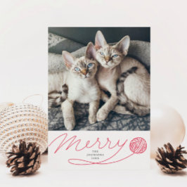 Merry Red Yarn Ball Cat Foto Feestdagenkaart
