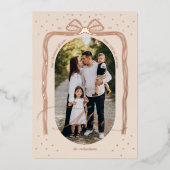 Merry Script Elegante Chic Christmas Bow Arch Foto Folie Feestdagenkaart (Voorkant)