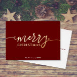 MERRY Script op donkerrood kerstgoud Folie Feestdagenkaart<br><div class="desc">Dit eenvoudige, elegante ontwerp is voorzien van "vrolijk kerstfeest" in gouden folie. Klik op de knop aanpassen voor meer flexibiliteit bij het wijzigen/toevoegen van tekst/foto's en ontwerpelementen! Variaties van dit ontwerp en coördinerende producten zijn beschikbaar in onze winkel, zazzle.com/store/doodlelulu. Neem contact met ons op als u dit ontwerp op een...</div>