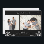 Merry Snowflake Chanoeka Fotokaart | Black Feestdagenkaart<br><div class="desc">Elegante en moderne Hanukkah-fotokaart bevat twee favoriete foto's die naast elkaar zijn uitgelijnd, met "Joyous Hanukkah" bovenaan in wit cursief en bloktypografie. Personaliseer met uw aangepaste begroeting en naam aan de onderkant, geaccentueerd door vier witte sneeuwvlok illustraties. Een rijke zwarte achtergrond voegt klassieke elegantie toe aan uw vakantiebegroeting. Kaart keert...</div>