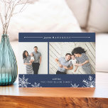 Merry Snowflake Chanoeka Fotokaart | Marineblauw Feestdagenkaart<br><div class="desc">Elegante en moderne Hanukkah-fotokaart bevat twee favoriete foto's die naast elkaar zijn uitgelijnd, met "Joyous Hanukkah" bovenaan in wit cursief en bloktypografie. Personaliseer met uw aangepaste begroeting en naam aan de onderkant, geaccentueerd door vier witte sneeuwvlok illustraties. Een marineblauwe achtergrond voegt klassieke elegantie toe aan uw vakantiebegroeting. Kaart keert terug...</div>