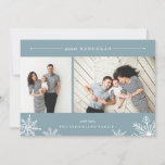 Merry Snowflake Hanukkah-fotokaart | ICES Feestdagenkaart<br><div class="desc">Elegant en modern Hanukkah-fotokaartje bevat twee favoriete foto's naast elkaar, met "Joyous Hanukkah" bovenaan in wit-cursief en bloktypografie. Personaliseer met uw aangepaste groet en naam onderaan, voorzien van vier witte sneeuwvlokillustraties. Een blauwe achtergrond voor windenergie voegt klassieke elegantie toe aan uw vakantiegroet. De kaart keert terug naar een sneeuwbalpatroon in...</div>