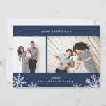 Merry Snowflake Hanukkah-fotokaart | marine Feestdagenkaart<br><div class="desc">Elegant en modern Hanukkah-fotokaartje bevat twee favoriete foto's naast elkaar, met "Joyous Hanukkah" bovenaan in wit-cursief en bloktypografie. Personaliseer met uw aangepaste groet en naam onderaan, voorzien van vier witte sneeuwvlokillustraties. Een blauwe achtergrond voor de marine voegt klassieke elegantie toe aan uw vakantiegroet. De kaart keert terug naar een sneeuwbalpatroon...</div>