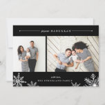 Merry Snowflake Hanukkah-fotokaart | Zwart Feestdagenkaart<br><div class="desc">Elegant en modern Hanukkah-fotokaartje bevat twee favoriete foto's naast elkaar, met "Joyous Hanukkah" bovenaan in wit-cursief en bloktypografie. Personaliseer met uw aangepaste groet en naam onderaan, voorzien van vier witte sneeuwvlokillustraties. Een rijke zwarte achtergrond voegt klassieke elegantie aan uw vakantiegroet toe. De kaart keert terug naar een sneeuwbalpatroon in de...</div>